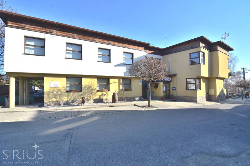 LIMBACH, 176 m2 –  kompletne zrekonštruovaný 5-i rodinný dom - Budova na ulici Limbach, s rodinným domom v pozadí a osamelým stromom.