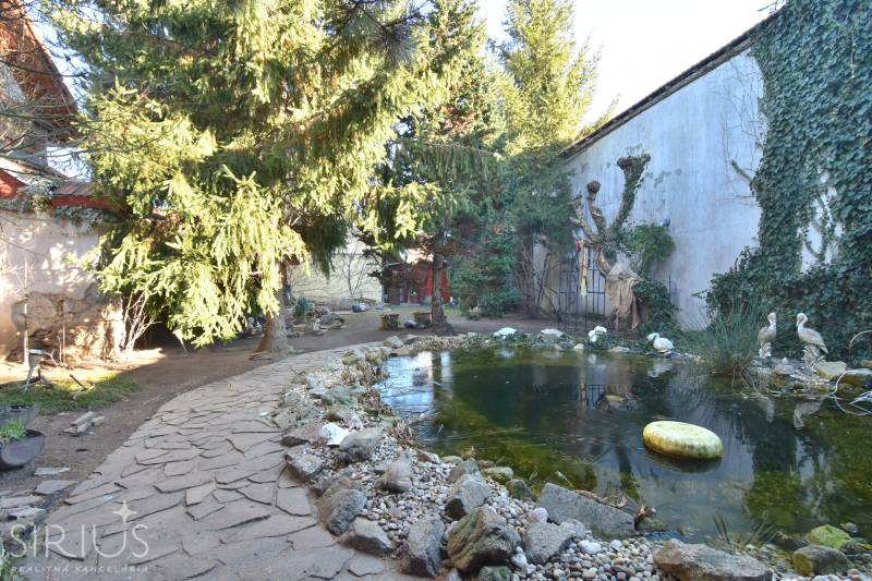 LIMBACH, 176 m2 –  kompletne zrekonštruovaný 5-i rodinný dom - Rodinný dom má na ulici Limbach záhradu s jazierkom, stromami a sochami v prírode.