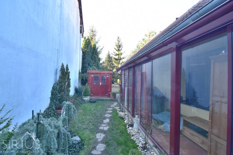 LIMBACH, 176 m2 –  kompletne zrekonštruovaný 5-i rodinný dom - Na ulici Limbach, z parčíka vedľa rodinného domu, vidno skleník a záhradný domček.
