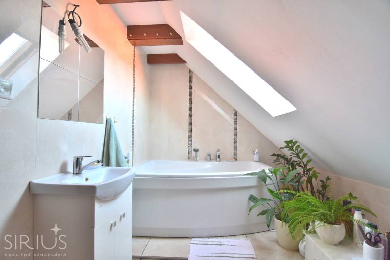 LIMBACH, 176 m2 –  kompletne zrekonštruovaný 5-i rodinný dom - Kúpeľňa v podkroví s vaňou a zeleňou v rodinnom dome na ulici Limbach.