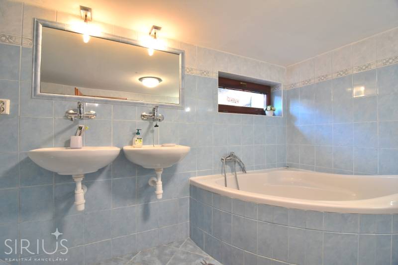 LIMBACH, 176 m2 –  kompletne zrekonštruovaný 5-i rodinný dom - Kúpeľňa s dvomi umývadlami a vaňou v rodinnom dome na ulici Limbach.