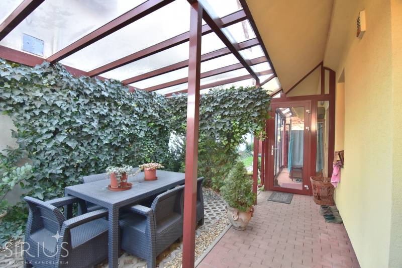 LIMBACH, 176 m2 –  kompletne zrekonštruovaný 5-i rodinný dom - Záhrada rodinného domu na ulici Limbach s porastom a ratanovým nábytkom na terase.