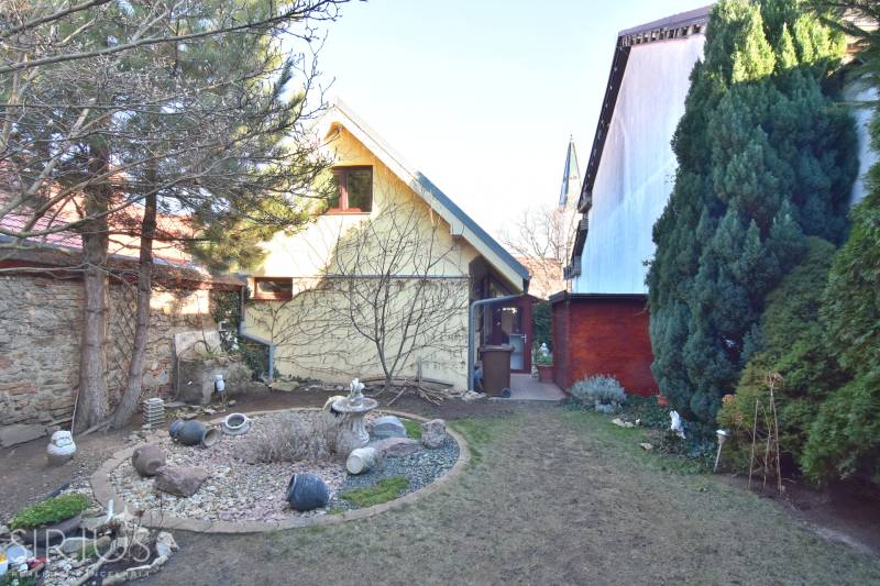 LIMBACH, 176 m2 –  kompletne zrekonštruovaný 5-i rodinný dom - Záhrada rodinného domu s dekoratívnymi prvkami, zeleňou a kameňmi na ulici Limbach.