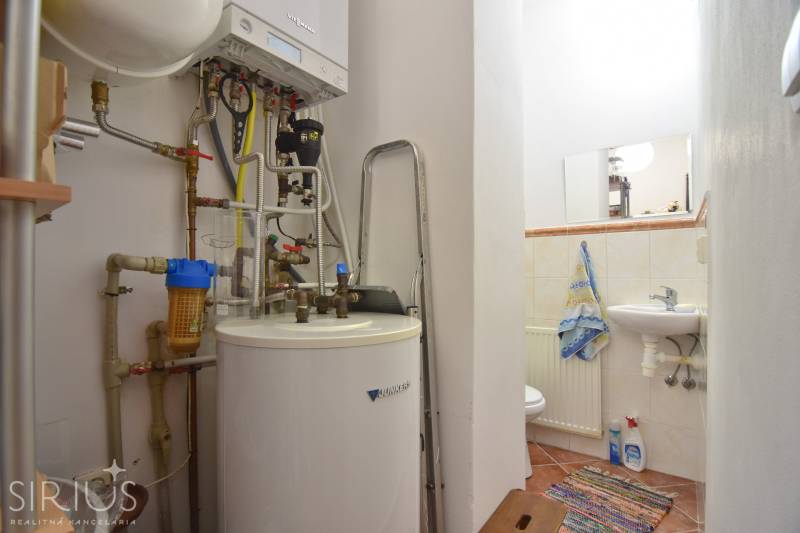 LIMBACH, 176 m2 –  kompletne zrekonštruovaný 5-i rodinný dom - Kúpeľňa s plynovým kotlom, potrubím a umývadlom v rodinnom dome na ulici Limbach.