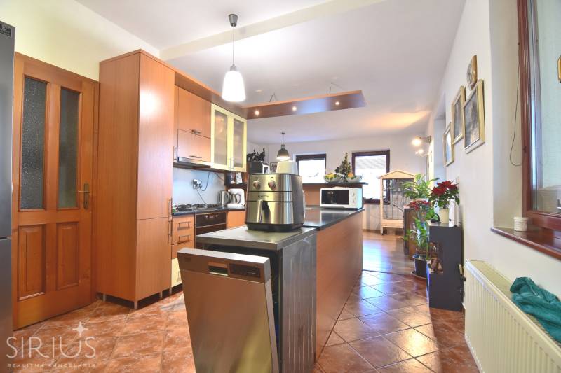 LIMBACH, 176 m2 –  kompletne zrekonštruovaný 5-i rodinný dom - Kuchyňa v rodinnom dome na ulici Limbach s drevenými skrinkami a spotrebičmi.