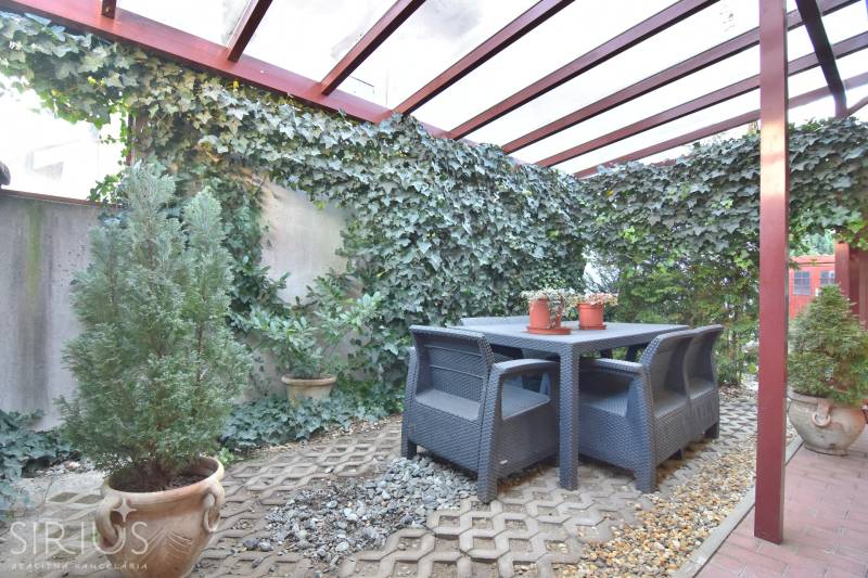 LIMBACH, 176 m2 –  kompletne zrekonštruovaný 5-i rodinný dom - Záhrada na ulici Limbach, rodinný dom s plastovými stoličkami a popínavými rastlinami.