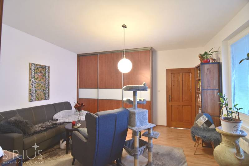 LIMBACH, 176 m2 –  kompletne zrekonštruovaný 5-i rodinný dom - Obývačka s pohovkou, skrinkou a poličkou, svetlo na ulici Limbach, rodinný dom.