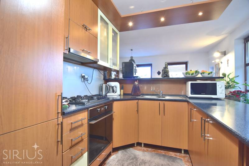 LIMBACH, 176 m2 –  kompletne zrekonštruovaný 5-i rodinný dom - Kuchyňa s dreveným nábytkom, spotrebičmi na Limbach v rodinnom dome.