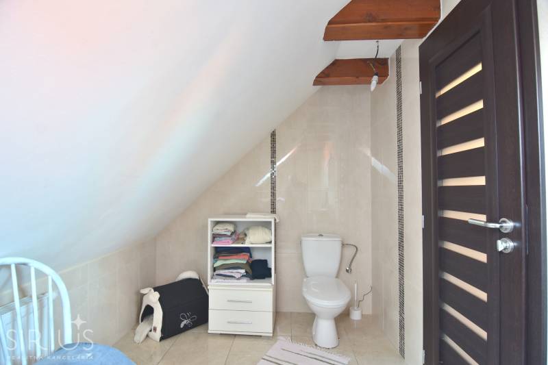 LIMBACH, 176 m2 –  kompletne zrekonštruovaný 5-i rodinný dom - Kúpeľňa s toaletou na ulici Limbach, drevené trámy, skrinka a doplnky v rodinnom dome.