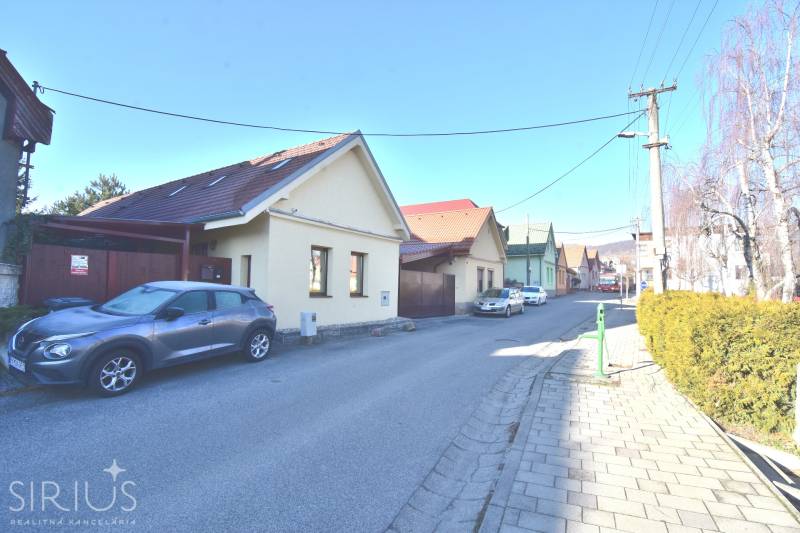 LIMBACH, 176 m2 –  kompletne zrekonštruovaný 5-i rodinný dom - Ulica Limbach, rodinný dom, autá, chodník, slnečný deň, pokojné okolie, príroda, bývanie.