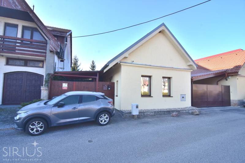 LIMBACH, 176 m2 –  kompletne zrekonštruovaný 5-i rodinný dom - Rodinný dom a zaparkované auto na ulici Limbach, pokojná mestská lokalita.