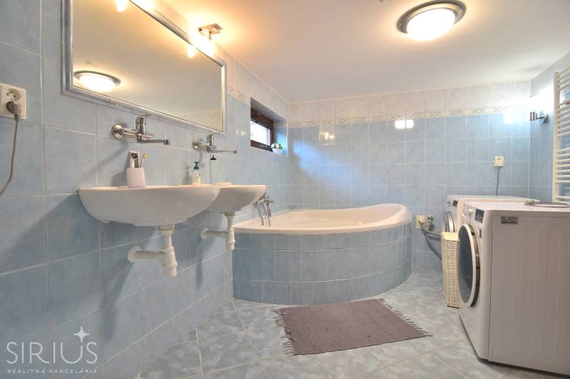 LIMBACH, 176 m2 –  kompletne zrekonštruovaný 5-i rodinný dom - Kúpeľňa s vaňou a dvojitým umývadlom, práčka na ulici Limbach, rodinný dom.
