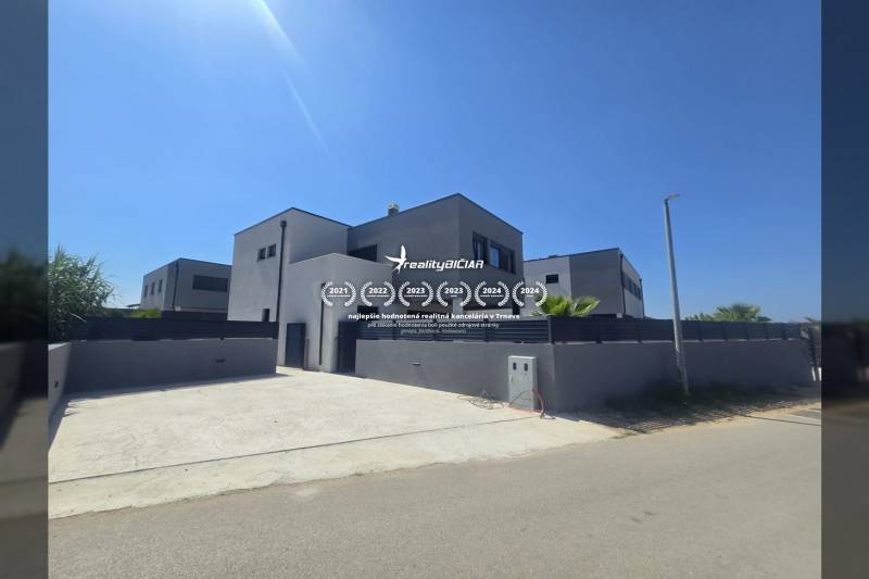 VRSI/ZUKVE - vila s bazénom - Vila na ulici Zukve vo Vrsi s veľkou príjazdovou cestou a jednoduchou fasádou.