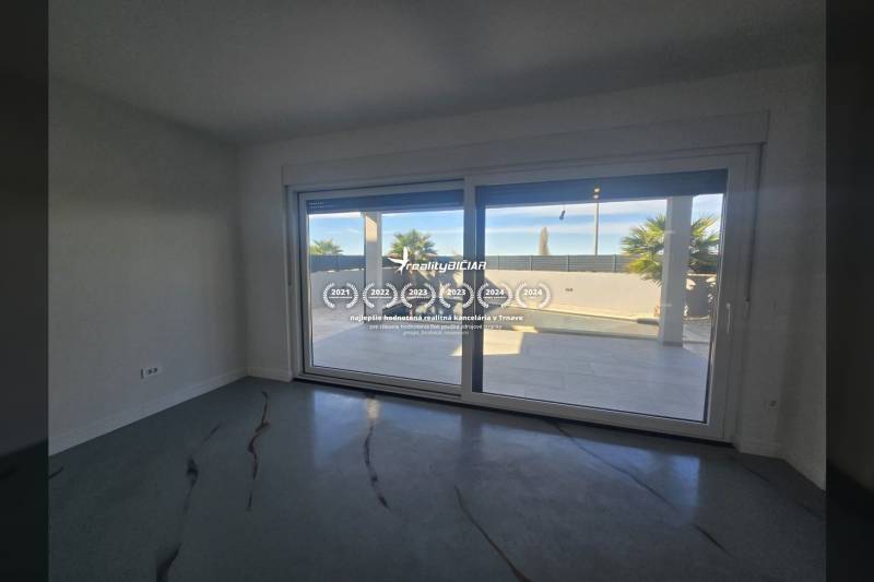 VRSI/ZUKVE - vila s bazénom - Interiér Vily s veľkým presklením a výhľadom na exteriér s bazénom.