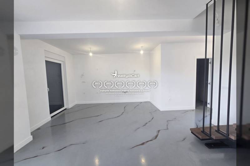 VRSI/ZUKVE - vila s bazénom - Priestranná miestnosť vo Vile s bielymi stenami a šedou podlahou s dekorom.