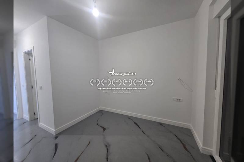 VRSI/ZUKVE - vila s bazénom - Prázdna izba v Vile s bielymi stenami a podlahou s mramorovým dekorom.