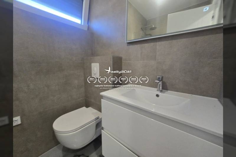 VRSI/ZUKVE - vila s bazénom - Kúpeľňa vo Vile s umývadlom, závesnou toaletou a veľkým zrkadlom.