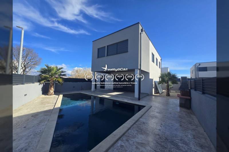 VRSI/ZUKVE - vila s bazénom - Vila v Zukve, Vrsi s bazénom a palmou na dvore.