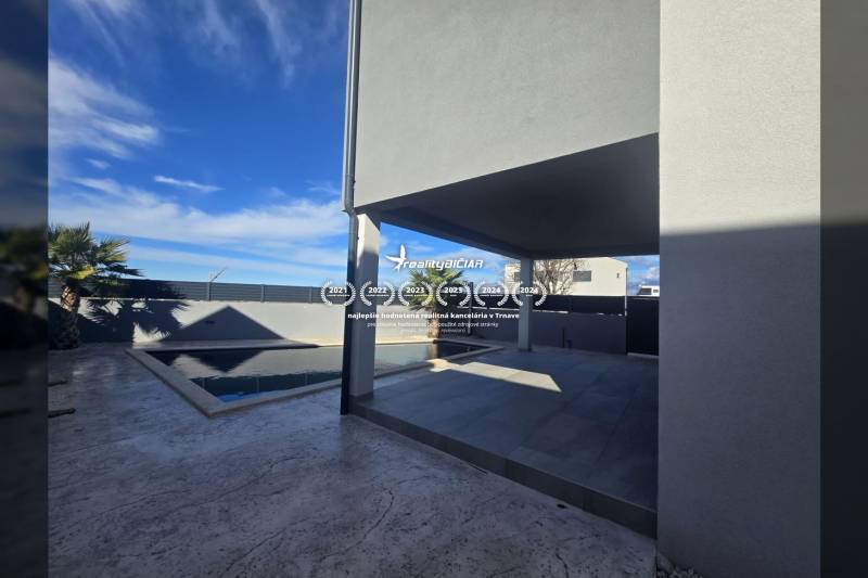 VRSI/ZUKVE - vila s bazénom - Vila na ulici Zukve, Vrsi, s terasou a bazénom obklopená palmami.