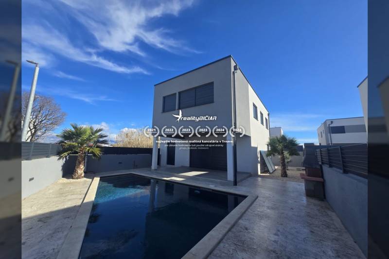 VRSI/ZUKVE - vila s bazénom - Vila v ulici Zukve vo Vrsi, s bazénom a modernými architektonickými líniami.