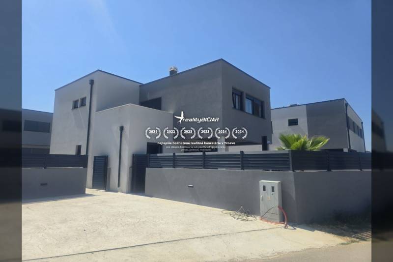 VRSI/ZUKVE - vila s bazénom - Vila v ulici Zukve vo Vrsi s modernou architektúrou a palmou na dvore.