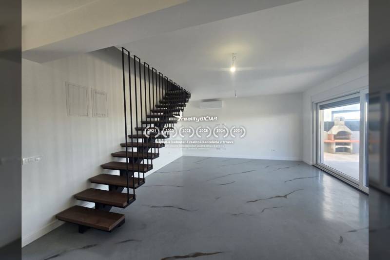 VRSI/ZUKVE - vila s bazénom - Interiér Vily s kovovým schodiskom a podlahou s dreveným dekorom, veľké okno na terasu.