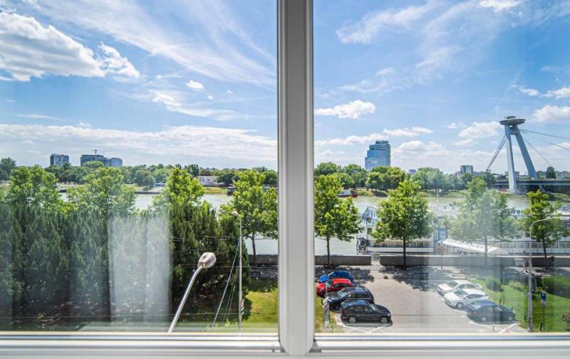 Nádherný, staromestský, 1-izb. byt v centre s výhľadom na Dunaj - Výhľad z okna v 1-izbovom byte na Rázusovom nábreží v Bratislave - Staré Mesto.