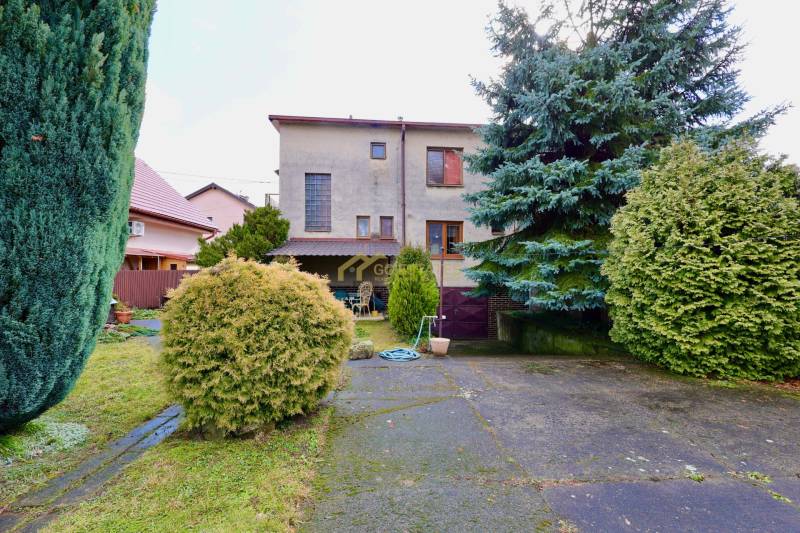 RD v jednej z najžiadanejších lokalít Michaloviec – pod Hrádkom - Záhrada rodinného domu na Kalinčiakovej ulici v Michalovciach s upravenou zeleňou a terasou.