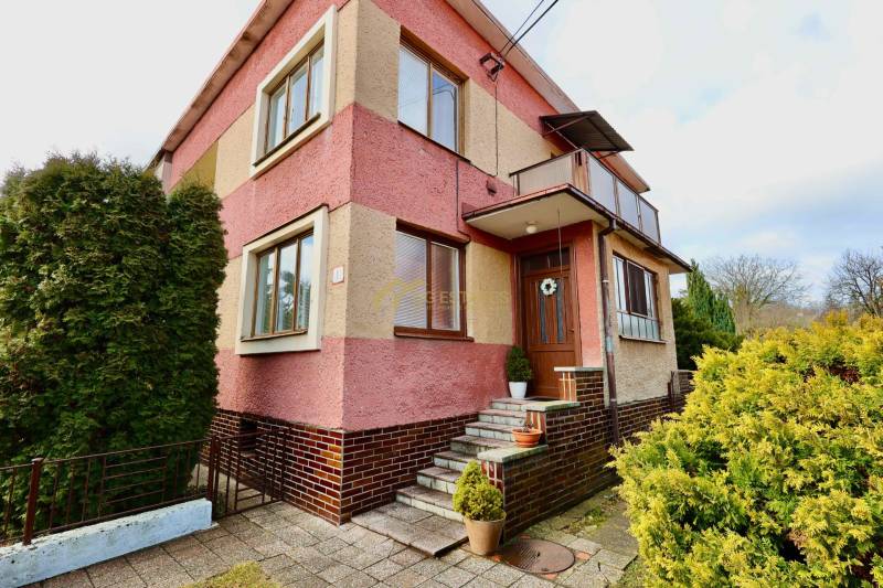 RD v jednej z najžiadanejších lokalít Michaloviec – pod Hrádkom - Rodinný dom na Kalinčiakovej ulici v Michalovciach so schodiskom a záhradou.