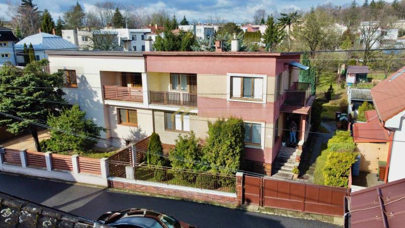 RD v jednej z najžiadanejších lokalít Michaloviec – pod Hrádkom - Rodinný dom na Kalinčiakovej ulici v Michalovciach, s upravenou predzáhradkou a dreveným plotom.