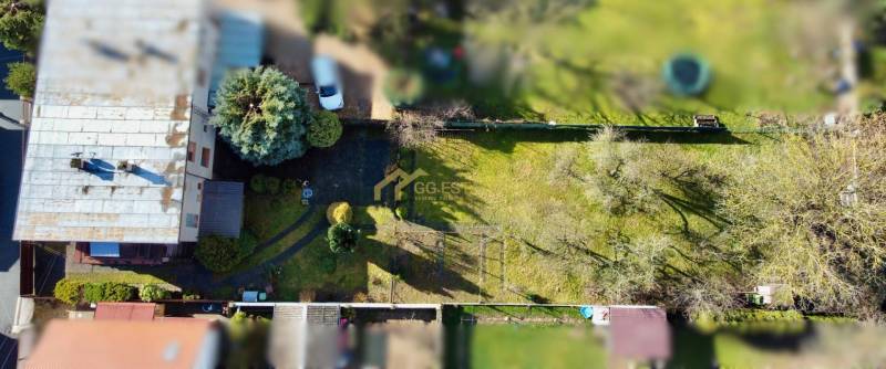 RD v jednej z najžiadanejších lokalít Michaloviec – pod Hrádkom - Rodinný dom na ulici Kalinčiaka v Michalovciach s rozsiahlym trávnikom a stromami.