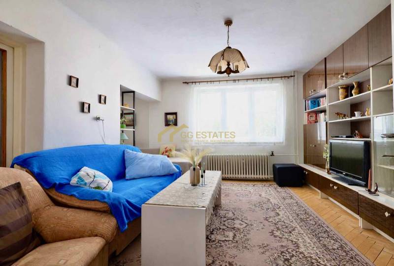 RD v jednej z najžiadanejších lokalít Michaloviec – pod Hrádkom - Obývacia izba v rodinnom dome s kobercovým vzorom a nábytkovou stenou.