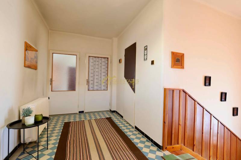 RD v jednej z najžiadanejších lokalít Michaloviec – pod Hrádkom - Rodinný dom so vzorovanou dlažbou, drevenými schodmi a jednoduchou dekoráciou stien.