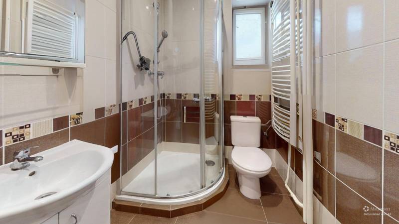 Prerobený rodinný dom na veľkom tichom pozemku v obci Pruské   - Kúpeľňa s sprchovým kútom, umývadlom a toaletou v rodinnom dome.