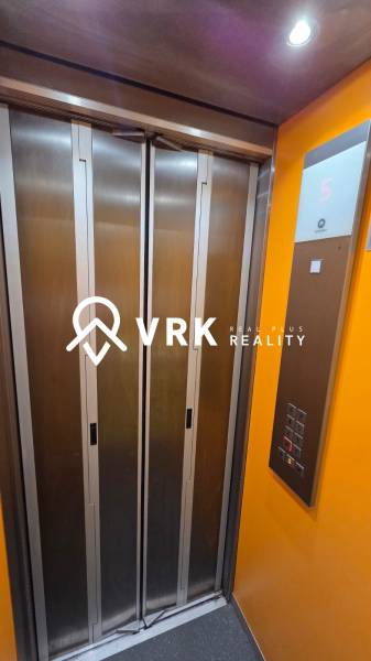 3 IZBOVÝ BYT, HUMENSKÁ, KOŠICE-ZÁPAD - Výťah v budove, s tlačidlami a displejom ukazujúcim piate poschodie.