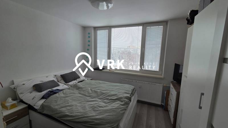 3 IZBOVÝ BYT, HUMENSKÁ, KOŠICE-ZÁPAD - Spálňa s dvojposteľou, veľkými oknami a podlahou s dreveným dekorom v 3-izbovom byte.