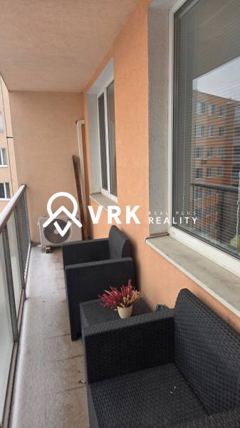 3 IZBOVÝ BYT, HUMENSKÁ, KOŠICE-ZÁPAD - Balkón s ratanovým nábytkom pri byte na Humenskej ulici, Košice - mestská časť Západ.