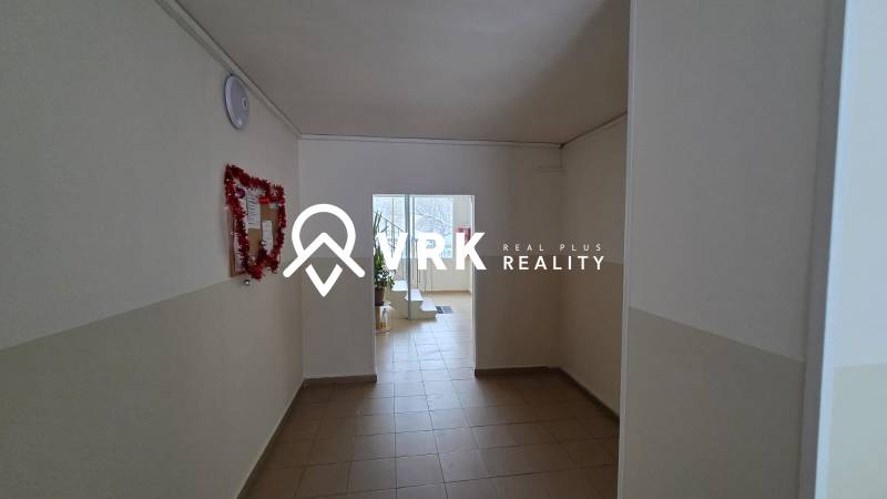 3 IZBOVÝ BYT, HUMENSKÁ, KOŠICE-ZÁPAD - Chodba s bielymi stenami a svetlou dlažbou v 3-izbovom byte.