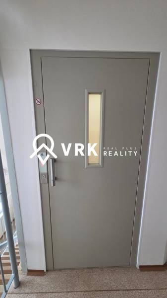 3 IZBOVÝ BYT, HUMENSKÁ, KOŠICE-ZÁPAD - Svietlošedé dvere výťahu v bytovom dome na Humenskej v Košiciach, mestská časť Západ.