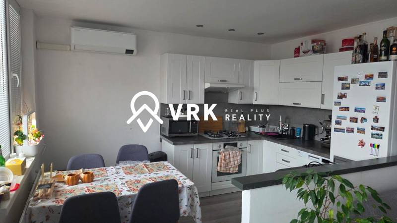 3 IZBOVÝ BYT, HUMENSKÁ, KOŠICE-ZÁPAD - Kuchyňa v 3-izbovom byte s rohovo umiestnenou kuchynskou linkou a klimatizáciou.