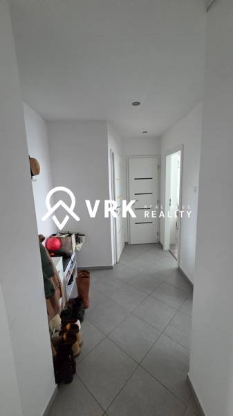 3 IZBOVÝ BYT, HUMENSKÁ, KOŠICE-ZÁPAD - Chodba v 3-izbovom byte so sivou dlažbou, botník a boty na zemi.