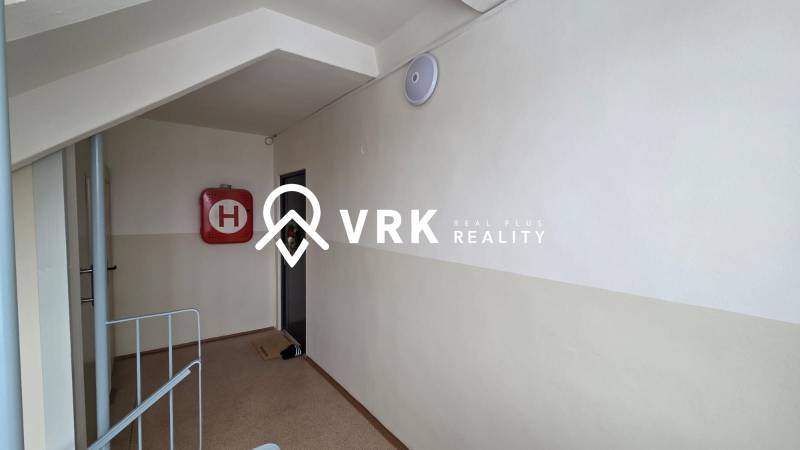 3 IZBOVÝ BYT, HUMENSKÁ, KOŠICE-ZÁPAD - Chodba k 3-izbovému bytu s požiarnym hydrantom a svetlom.