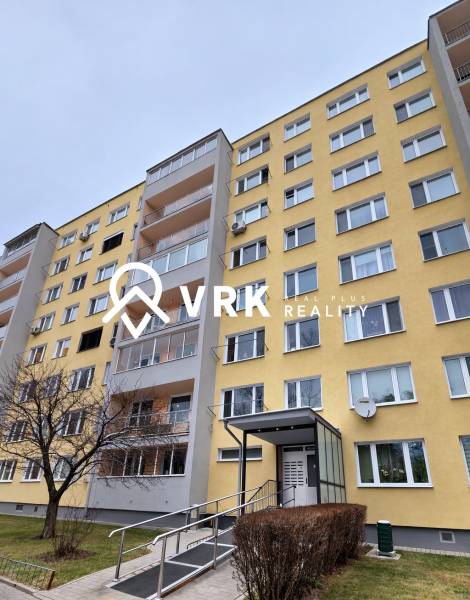 3 IZBOVÝ BYT, HUMENSKÁ, KOŠICE-ZÁPAD - Bytový dom na Humenskej, Košice - mestská časť Západ. Vchod so zábradlím a presklením.