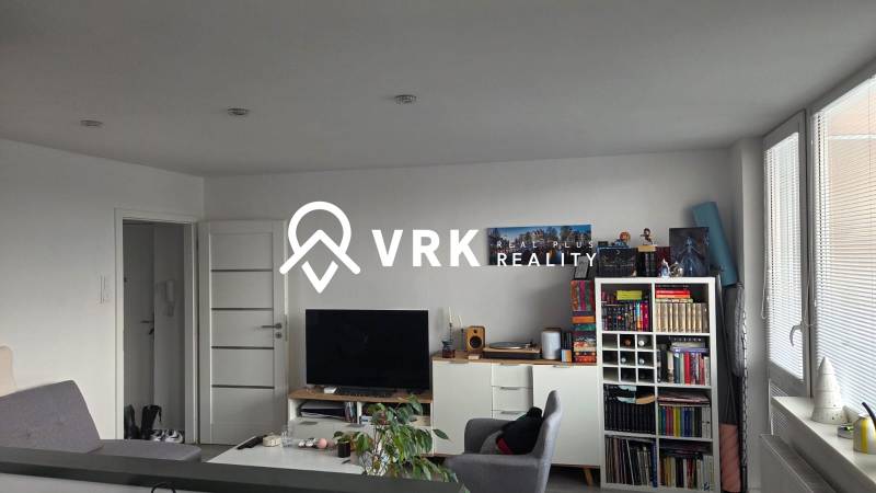 3 IZBOVÝ BYT, HUMENSKÁ, KOŠICE-ZÁPAD - Obývacia miestnosť 3-izbového bytu s knihovničkou, televízorom a svetlým nábytkom.