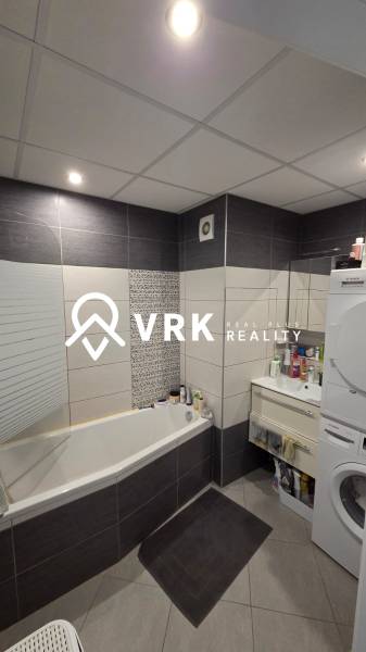 3 IZBOVÝ BYT, HUMENSKÁ, KOŠICE-ZÁPAD - Kúpeľňa v 3-izbovom byte s vaňou, práčkou a tmavými obkladmi.