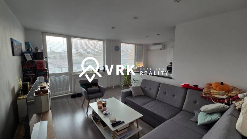 3 IZBOVÝ BYT, HUMENSKÁ, KOŠICE-ZÁPAD - Obývačka 3-izbového bytu s pohovkou, konferenčným stolíkom a podlahou s dreveným dekorom.