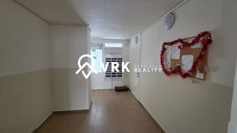 3 IZBOVÝ BYT, HUMENSKÁ, KOŠICE-ZÁPAD - Chodba s poštovými schránkami a nástenkou, Humenská ulica, Košice - mestská časť Západ.