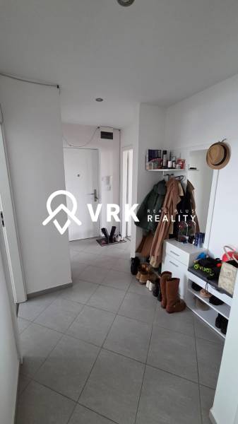 3 IZBOVÝ BYT, HUMENSKÁ, KOŠICE-ZÁPAD - Chodba v 3-izbovom byte s dlažbou, botníkom, zrkadlom a vešiakom na kabáty.