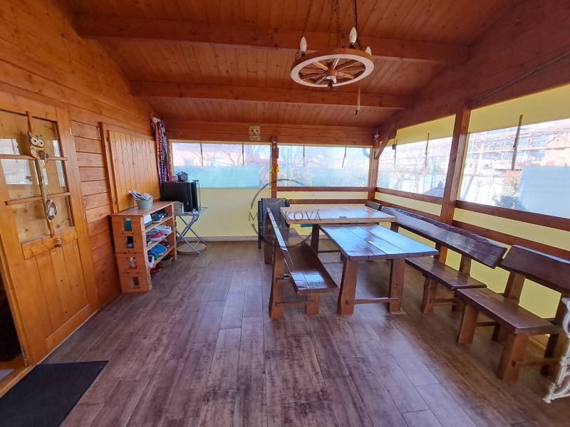 Predáme záhradu so zrubovou chatou, Nitra - Dolné Krškany - Drevený altánok s lavicami a stolom, podlaha s dreveným dekorom, Záhrady.