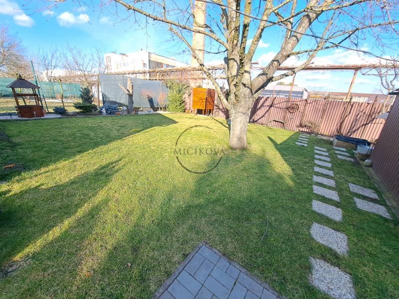 Predáme záhradu so zrubovou chatou, Nitra - Dolné Krškany - Záhrady v Dolných Krškanoch, Nitra s krbom, stromom, trávnikom a tienidlom.